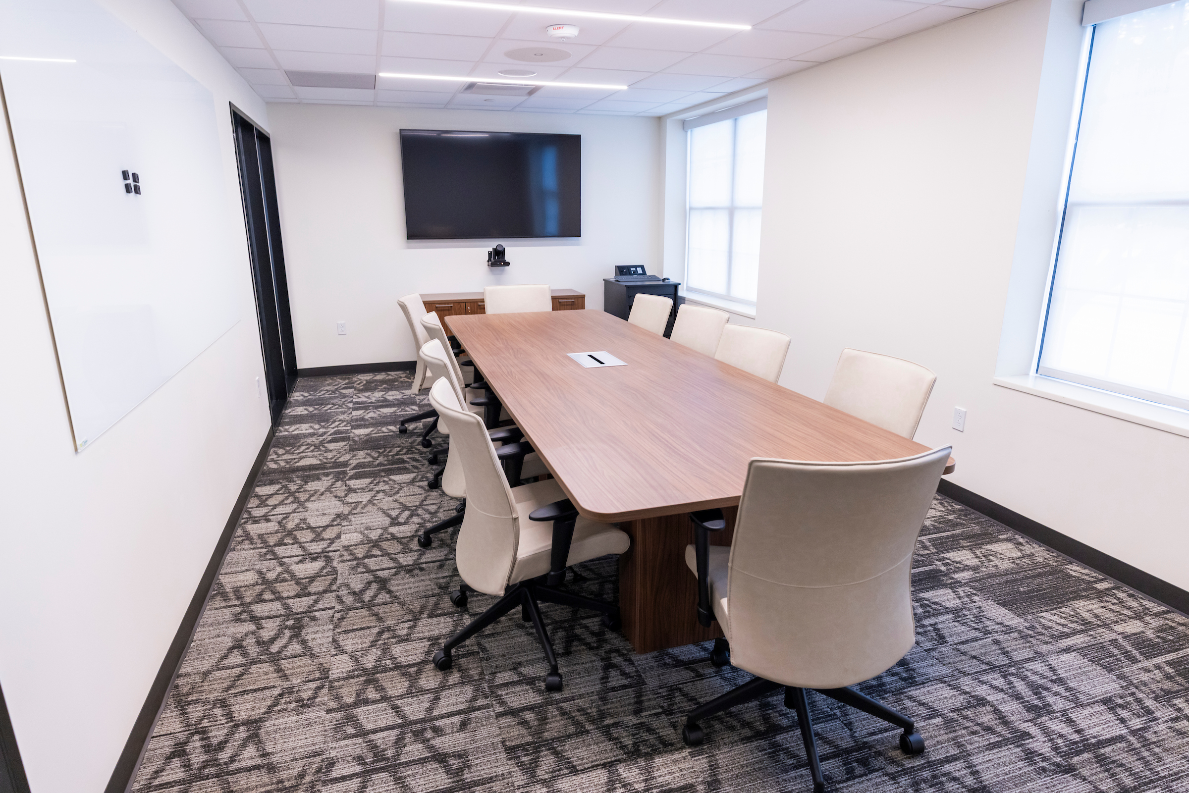 Dawson Seminar Room, perfect for meetings, study sessions, and more. Includes new meeting and classroom tech, comfortable and moveable seating, and a whiteboard. 